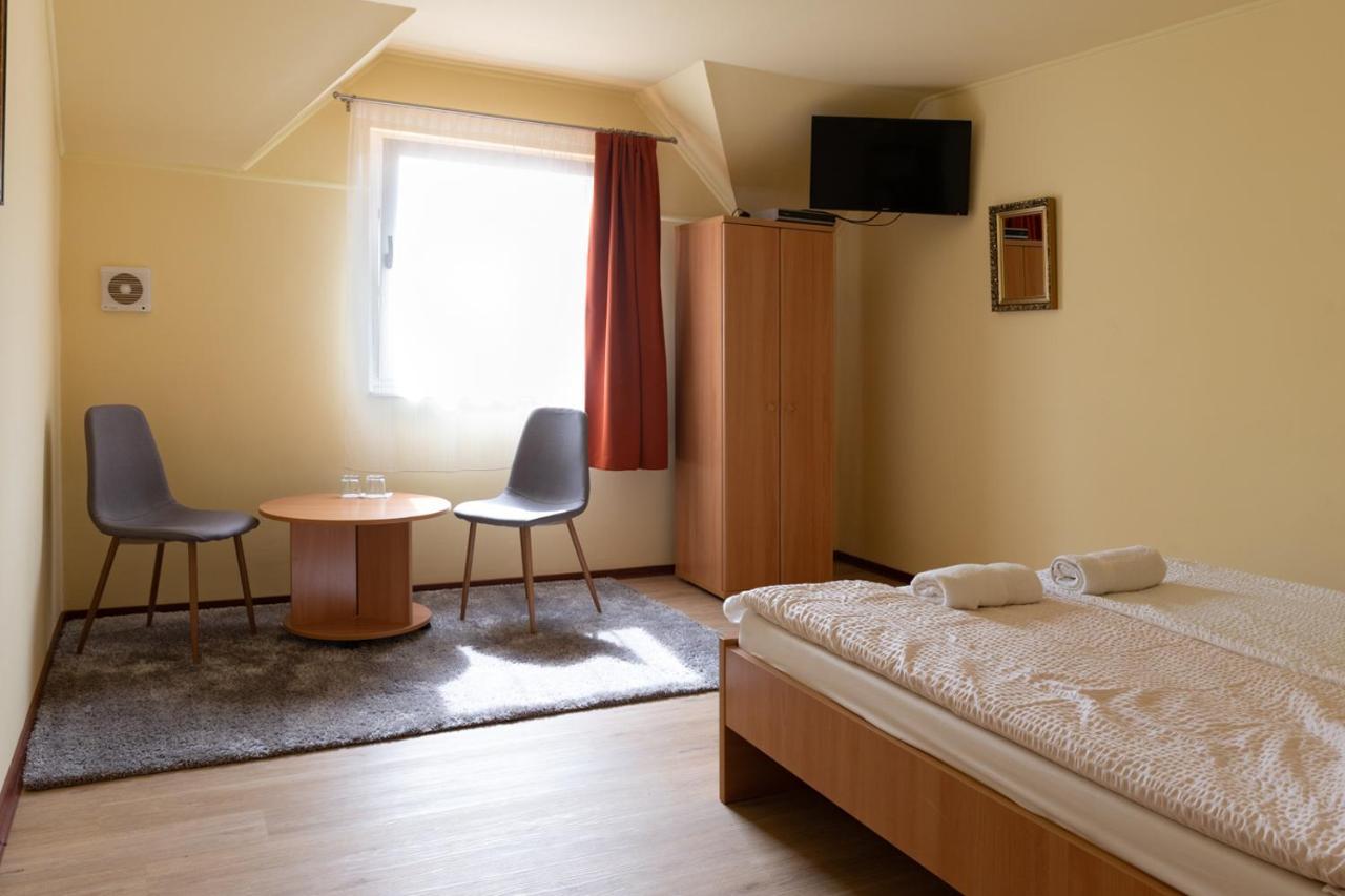 Kiraly Lovastanya Panzio Bed & Breakfast Janoshalma Exterior photo